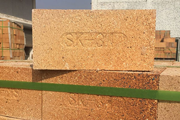 What are the factors that affect the refractoriness of refractory bricks?